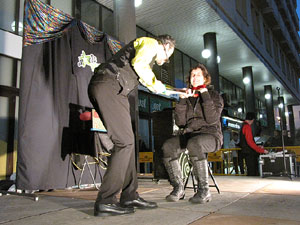 Espectacle de M&agrave;gia a la pla&ccedil;a Josep Pla