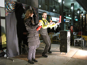 Espectacle de M&agrave;gia a la pla&ccedil;a Josep Pla