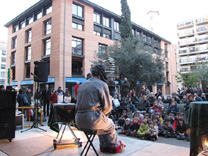 Espectacle de M&agrave;gia a la pla&ccedil;a Josep Pla