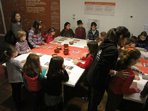 Taller de mosaic rom&agrave; al Museu d'Hist&ograve;ria de la Ciutat