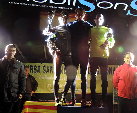 P&ograve;dium dels guanyadors categoria masculina. D'esquerra a dreta: Gen&iacute;s Grau Plana, Harry Segel i Jamal Oumrim