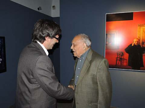 Paco Torres Mons&oacute; i l'alcalde de Girona, Carles Puigdemont, durant l'exposici&oacute; Torres Mons&oacute;. Una illa habitada