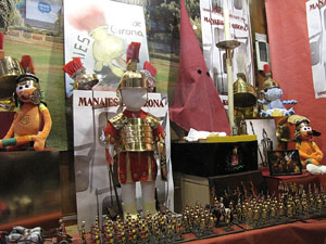 75&egrave; aniversari Associaci&oacute; de Jes&uacute;s Crucificat - Manaies de Girona. Aparadors amb Manaies