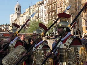 75&egrave; aniversari Associaci&oacute; de Jes&uacute;s Crucificat - Manaies de Girona. Desfilada inaugural