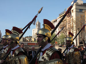 75&egrave; aniversari Associaci&oacute; de Jes&uacute;s Crucificat - Manaies de Girona. Desfilada inaugural