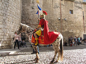 75&egrave; aniversari Associaci&oacute; de Jes&uacute;s Crucificat - Manaies de Girona. Desfilada inaugural