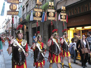 75&egrave; aniversari Associaci&oacute; de Jes&uacute;s Crucificat - Manaies de Girona. Desfilada inaugural