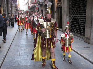 75&egrave; aniversari Associaci&oacute; de Jes&uacute;s Crucificat - Manaies de Girona. Desfilada inaugural