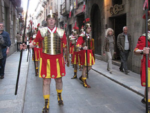 75&egrave; aniversari Associaci&oacute; de Jes&uacute;s Crucificat - Manaies de Girona. Desfilada inaugural