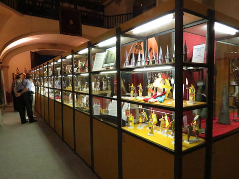 Vitrines de l'exposici&oacute;. En primer terme, retallables de Jordi Pericot i Max Var&eacute;s