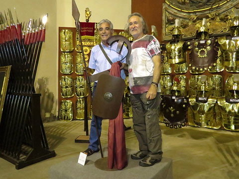 Jordi Pericot i Max Var&eacute;s, al costat d'una de les escultures met&agrave;l&middot;liques