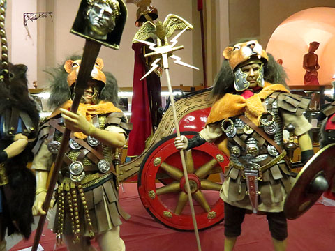 Miniatures de soldats romans de diverses &egrave;poques, treball de David Viv&oacute;. Al fons, la triga dels Manaies