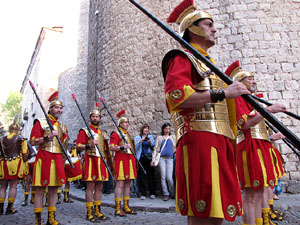 75&egrave; aniversari Associaci&oacute; de Jes&uacute;s Crucificat - Manaies de Girona. Lliurament del Pen&oacute;