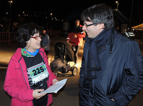 L'alcalde de Girona, Carles Puigdemont, lliurant el premi a la corredora m&eacute;s veterana, nascuda el 1949
