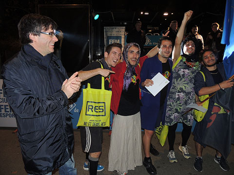 L'alcalde de Girona, Carles Puigdemont, lliurant el premi al millor grup de disfresses categoria tem&agrave;tica