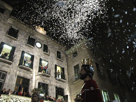 Fires de Girona 2013. Espectacle a la pla&ccedil;a del Vi amb els capgrossos, gegants de la ciutat, l'&Agrave;liga i el Beatosaure