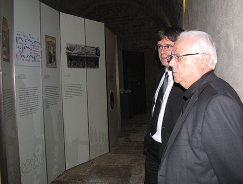 L'alcalde de Girona, Carles Puigdemont, i el bisbe de la ciutat, Francesc Pardo, durant la visita a l'exposici&oacute;