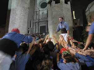 Fires de Sant Narc&iacute;s 2013. Castells de Vig&iacute;lia a la pla&ccedil;a de Sant Feliu