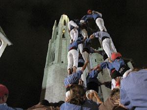 Fires de Sant Narc&iacute;s 2013. Castells de Vig&iacute;lia a la pla&ccedil;a de Sant Feliu