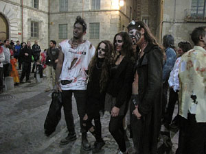 Fires de Sant Narc&iacute;s 2013. 2a. Zombie Walk de Girona dins el Festival Acocollona't