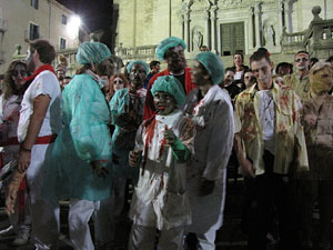 Fires de Sant Narc&iacute;s 2013. 2a. Zombie Walk de Girona dins el Festival Acocollona't