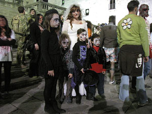 Fires de Sant Narc&iacute;s 2013. 2a. Zombie Walk de Girona dins el Festival Acocollona't
