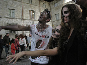 Fires de Sant Narc&iacute;s 2013. 2a. Zombie Walk de Girona dins el Festival Acocollona't