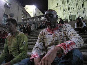 Fires de Sant Narc&iacute;s 2013. 2a. Zombie Walk de Girona dins el Festival Acocollona't