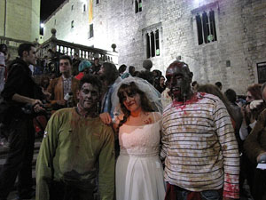 Fires de Sant Narc&iacute;s 2013. 2a. Zombie Walk de Girona dins el Festival Acocollona't