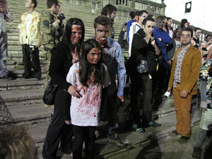 Fires de Sant Narc&iacute;s 2013. 2a. Zombie Walk de Girona dins el Festival Acocollona't