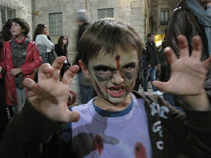 Fires de Sant Narc&iacute;s 2013. 2a. Zombie Walk de Girona dins el Festival Acocollona't
