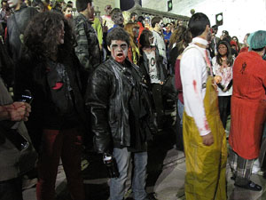 Fires de Sant Narc&iacute;s 2013. 2a. Zombie Walk de Girona dins el Festival Acocollona't