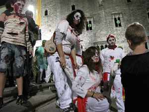 Fires de Sant Narc&iacute;s 2013. 2a. Zombie Walk de Girona dins el Festival Acocollona't
