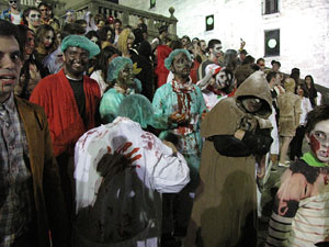 Fires de Sant Narc&iacute;s 2013. 2a. Zombie Walk de Girona dins el Festival Acocollona't