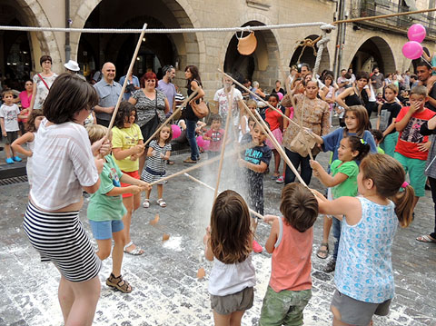 La mainada jugant a trencar l'olla a la pla&ccedil;a del Vi