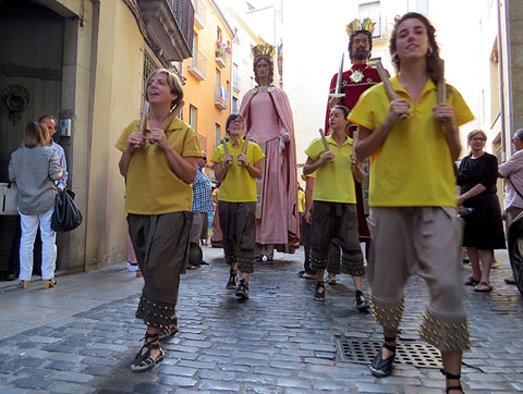 Els bastoners i el gegants Carlemany i Anna Gironella durant la cercavila acompanyant la Flama