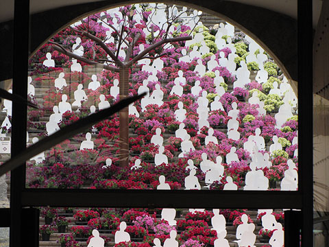 Instal&middot;laci&oacute; a les escales de la Catedral en mem&ograve;ria de Maria Cobars&iacute;, des de la Casa Pastor, durant Temps de Flors 2014