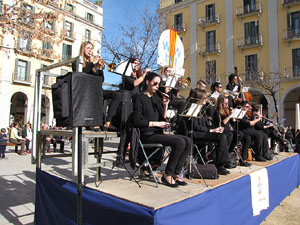 Sardanes a la pla&ccedil;a Independ&egrave;ncia
