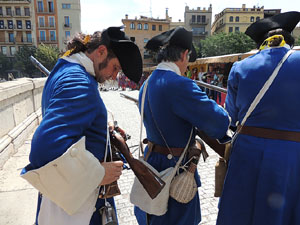 Girona resisteix! Jornades de recreaci&oacute; hist&ograve;rica de la Guerra de Successi&oacute;. Escaramussa al Pont de Pedra