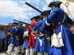 Girona resisteix! Jornades de recreaci&oacute; hist&ograve;rica de la Guerra de Successi&oacute;. Escaramussa al Pont de Pedra