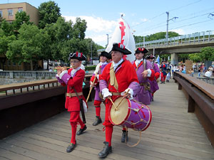 Girona resisteix! Jornades de recreaci&oacute; hist&ograve;rica de la Guerra de Successi&oacute;. Desfilada pels carrers