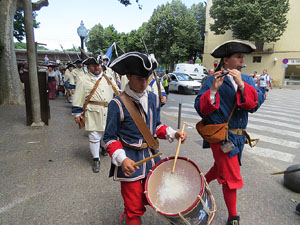 Girona resisteix! Jornades de recreaci&oacute; hist&ograve;rica de la Guerra de Successi&oacute;. Desfilada pels carrers
