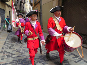 Girona resisteix! Jornades de recreaci&oacute; hist&ograve;rica de la Guerra de Successi&oacute;. Desfilada pels carrers