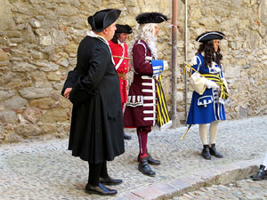 Girona resisteix! Jornades de recreaci&oacute; hist&ograve;rica de la Guerra de Successi&oacute;. Desfilada pels carrers