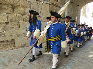 Girona resisteix! Jornades de recreaci&oacute; hist&ograve;rica de la Guerra de Successi&oacute;. Desfilada pels carrers