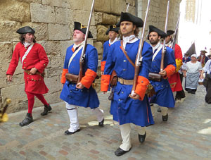 Girona resisteix! Jornades de recreaci&oacute; hist&ograve;rica de la Guerra de Successi&oacute;. Desfilada pels carrers