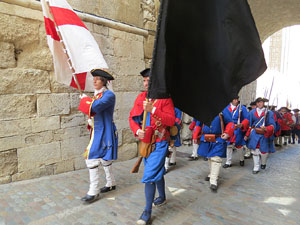 Girona resisteix! Jornades de recreaci&oacute; hist&ograve;rica de la Guerra de Successi&oacute;. Desfilada pels carrers
