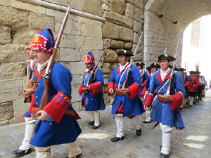 Girona resisteix! Jornades de recreaci&oacute; hist&ograve;rica de la Guerra de Successi&oacute;. Desfilada pels carrers