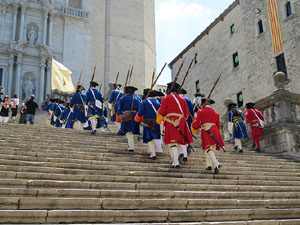 Girona resisteix! Jornades de recreaci&oacute; hist&ograve;rica de la Guerra de Successi&oacute;. Desfilada pels carrers