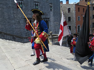 Girona resisteix! Jornades de recreaci&oacute; hist&ograve;rica de la Guerra de Successi&oacute;. Desfilada pels carrers